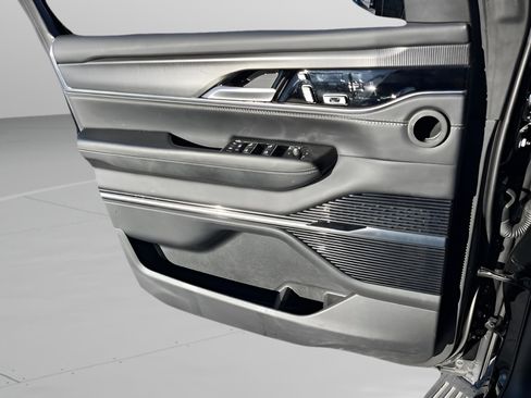 Used 2023 Jeep Grand Wagoneer Series II image 28