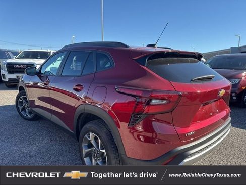 Certified 2025 Chevrolet Trax LT w/ LT Convenience Package image 7