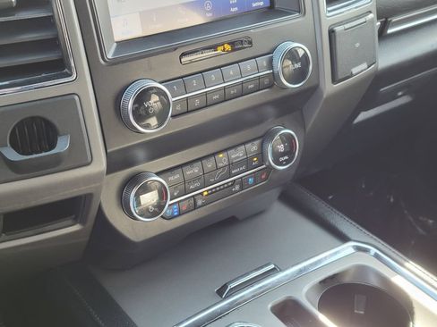 Used 2020 Ford Expedition XLT w/ Equipment Group 202A AWD/4WD image 18