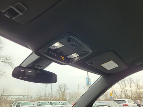 Used 2023 Chevrolet Traverse LT image 30