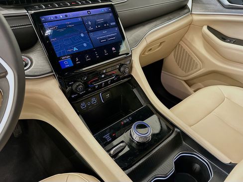 Used 2024 Jeep Grand Cherokee Limited image 26