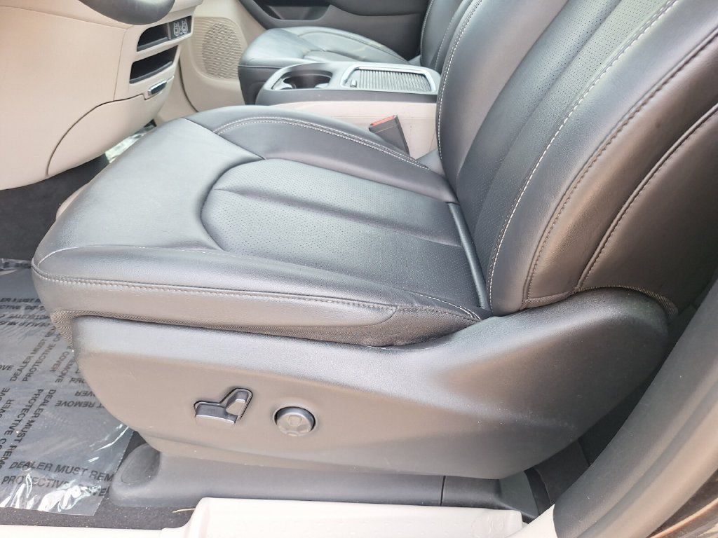 Used 2024 Chrysler Pacifica Touring-L FWD image 30