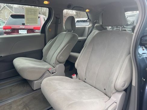 Used 2013 Toyota Sienna L image 13