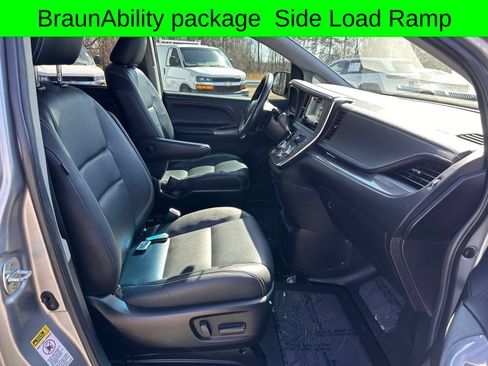 Used 2015 Toyota Sienna SE w/ SE Preferred Package FWD image 27