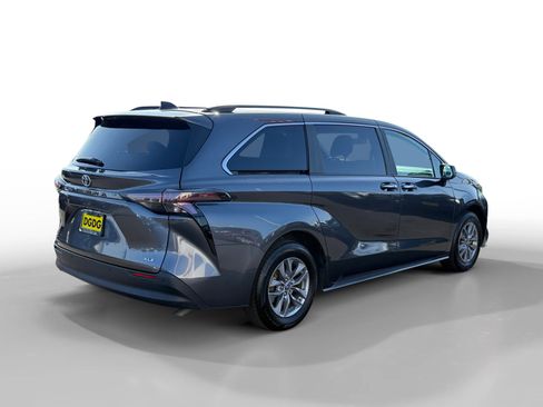 Used 2025 Toyota Sienna XLE image 5