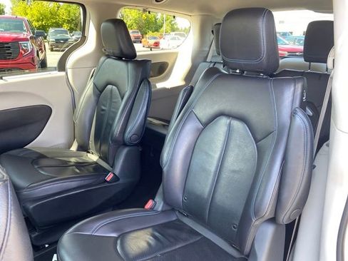 Used 2021 Chrysler Pacifica Touring-L image 20