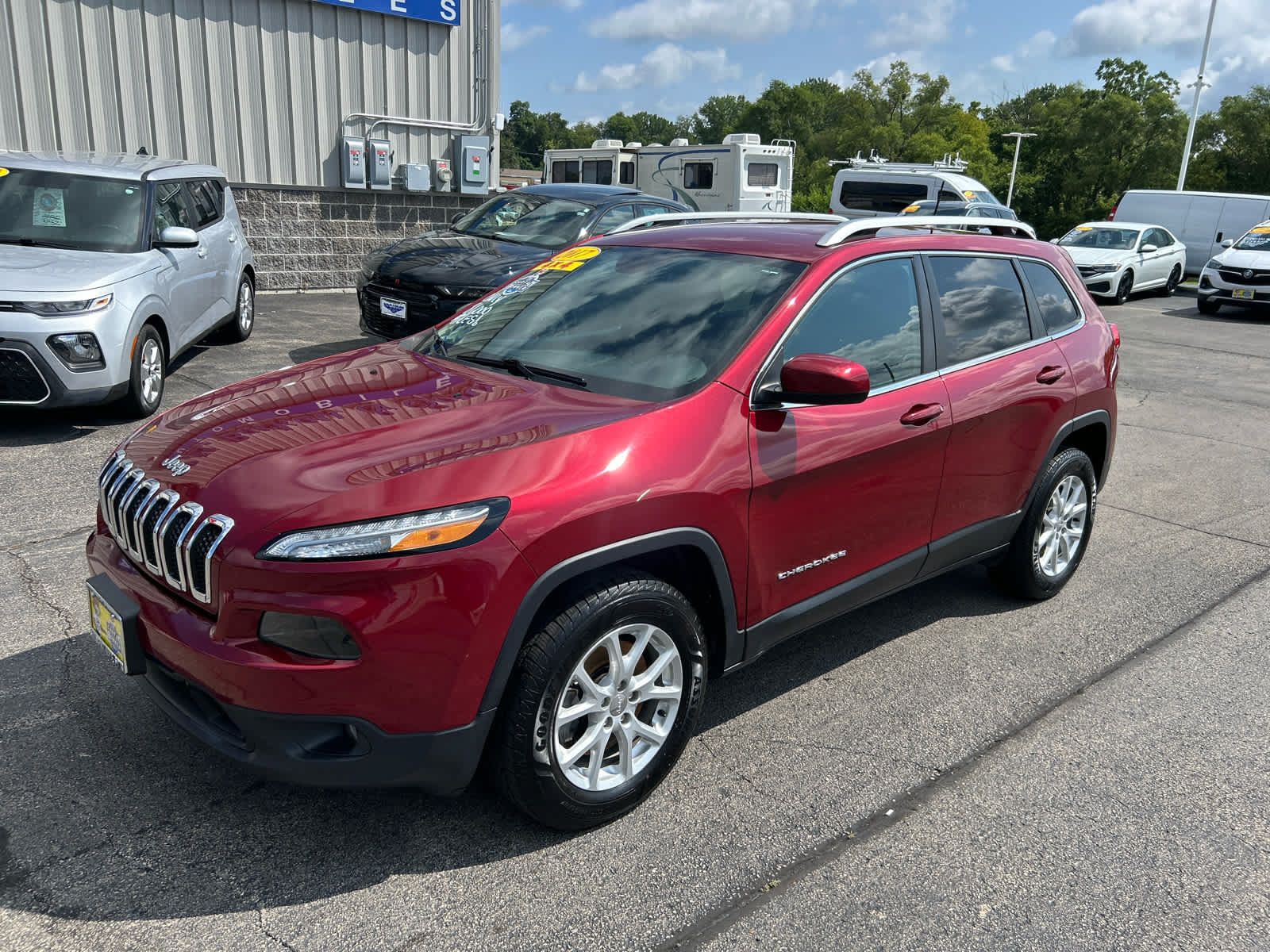 Used 2017 Jeep Cherokee Latitude w/ Cold Weather Group AWD/4WD image 7