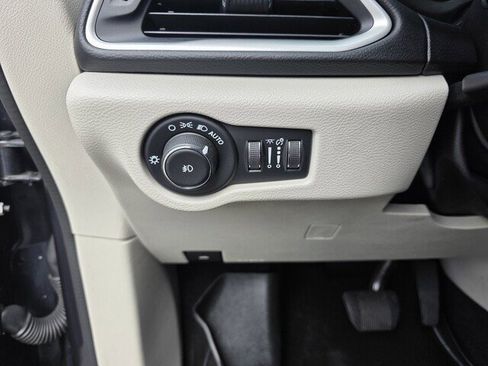 Used 2020 Chrysler Pacifica Touring-L Plus image 29