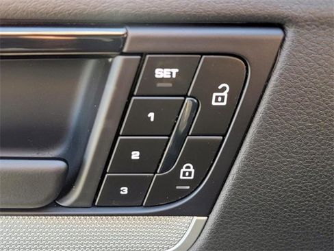 Used 2024 Porsche Cayenne image 33