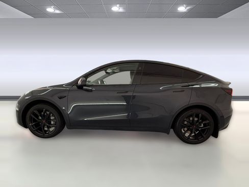 Used 2024 Tesla Model Y 2WD image 2