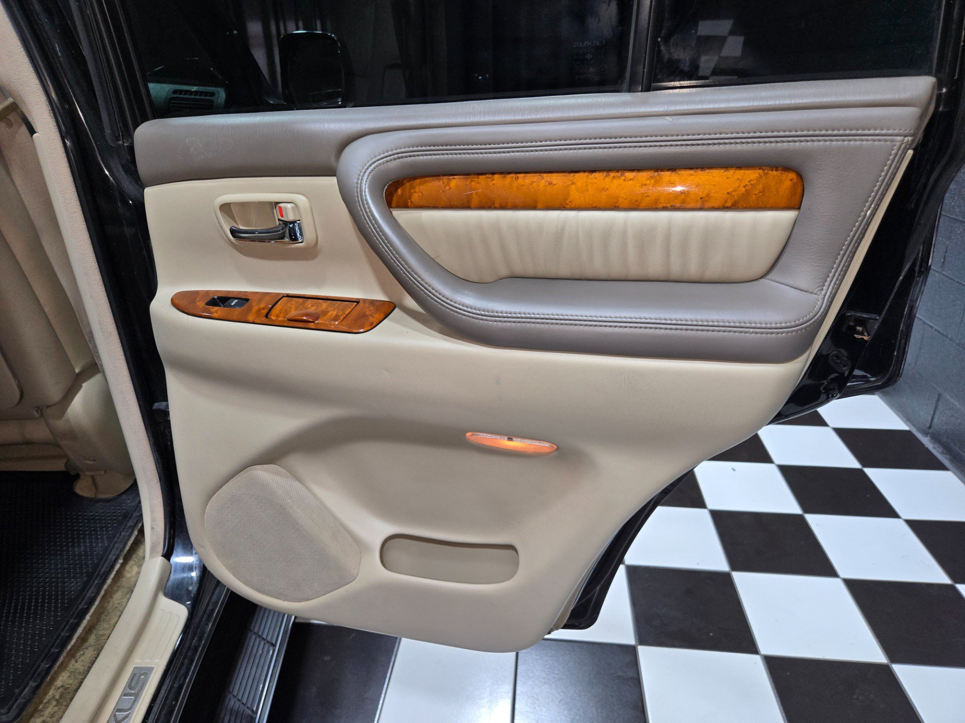 Used 2004 Lexus LX 470 4WD image 92