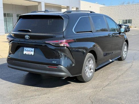 Certified 2025 Toyota Sienna XLE image 3