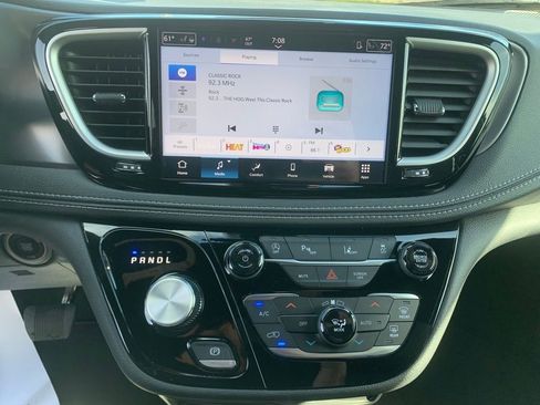 New 2026 Chrysler Pacifica Select image 21