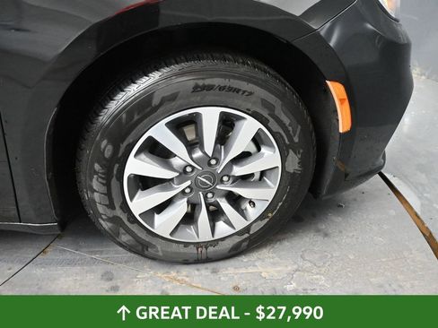 Used 2024 Chrysler Pacifica Select image 19