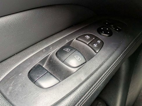 Used 2020 Nissan Pathfinder SV image 32