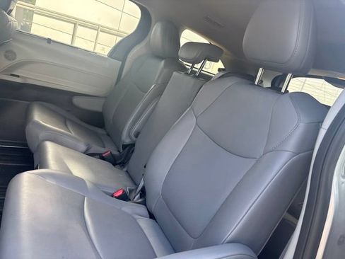 Used 2023 Toyota Sienna XLE FWD image 7