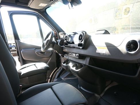 Used 2025 Mercedes-Benz Sprinter 2500 image 19