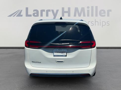 Used 2023 Chrysler Pacifica Touring-L FWD image 4