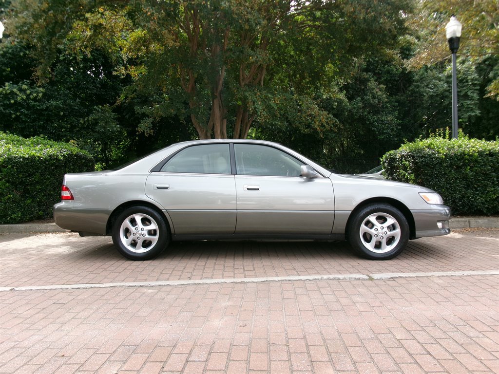 Used 2001 Lexus ES 330 w/ Lexus Value Pkg FWD image 4