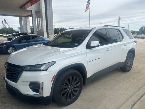 Used 2023 Chevrolet Traverse RS FWD image 1