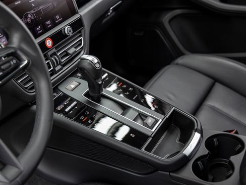 Certified 2026 Porsche Macan AWD/4WD image 38
