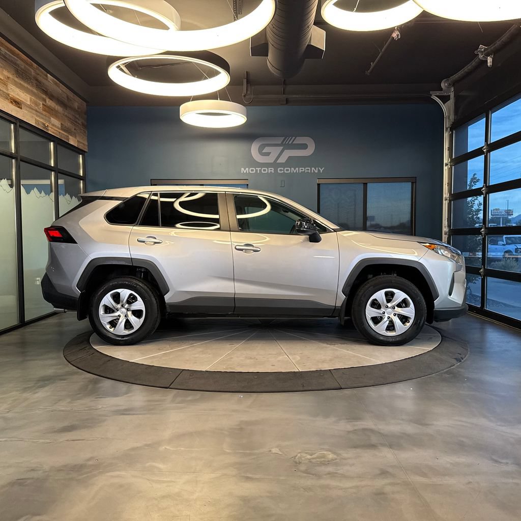 Used 2022 Toyota RAV4 LE AWD/4WD image 2
