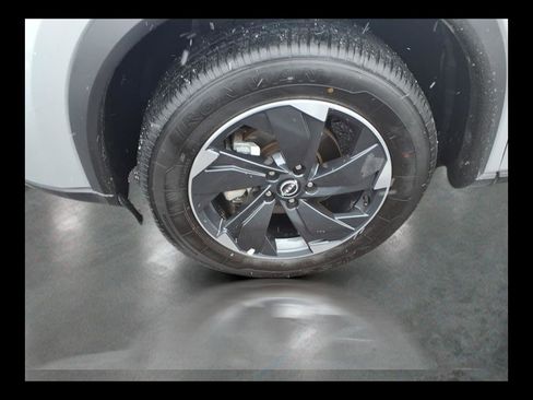 Used 2025 Nissan Rogue SV image 9