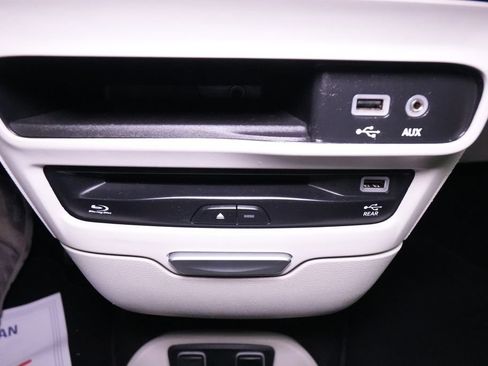 Used 2017 Chrysler Pacifica Touring-L Plus FWD image 33