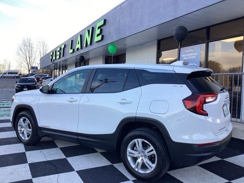 Used 2024 GMC Terrain SLE image 4