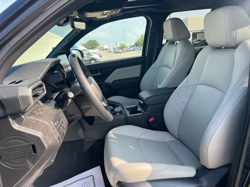Used 2025 Toyota Tacoma Limited AWD/4WD image 36