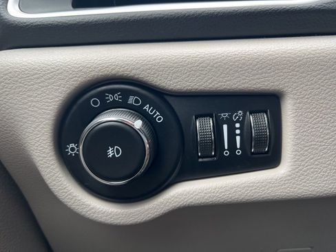 Used 2023 Chrysler Pacifica Touring-L image 15