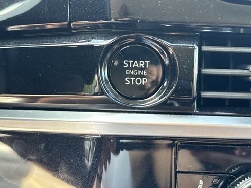 Used 2025 Nissan Pathfinder SL FWD image 17