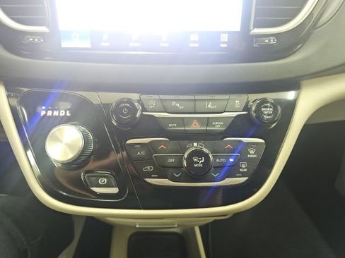 Used 2023 Chrysler Pacifica Touring-L image 13
