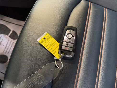 Used 2024 Ford Edge SEL w/ Sport Appearance Package image 32