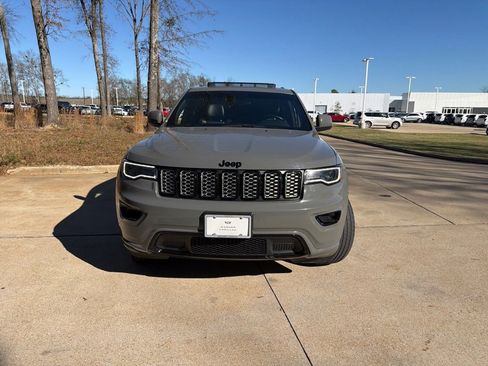 Used 2021 Jeep Grand Cherokee Laredo X image 2