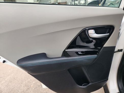 Used 2019 Kia Niro EX Premium image 11