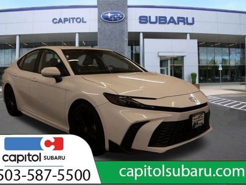 Used 2025 Toyota Camry SE image 1