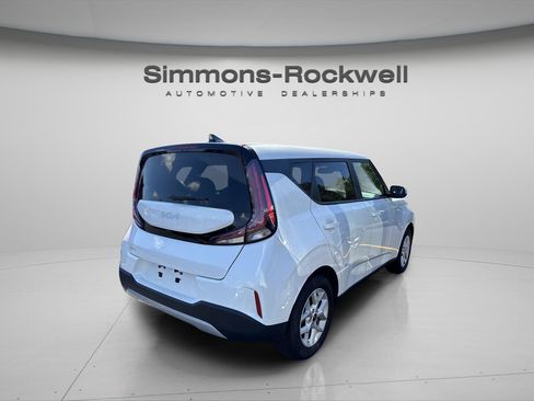 Used 2025 Kia Soul LX w/ LX Technology Package FWD image 5
