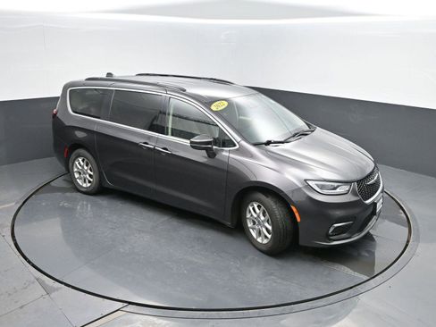 Used 2022 Chrysler Pacifica Touring-L image 41