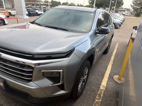 Used 2025 Chevrolet Traverse LT AWD/4WD image 3
