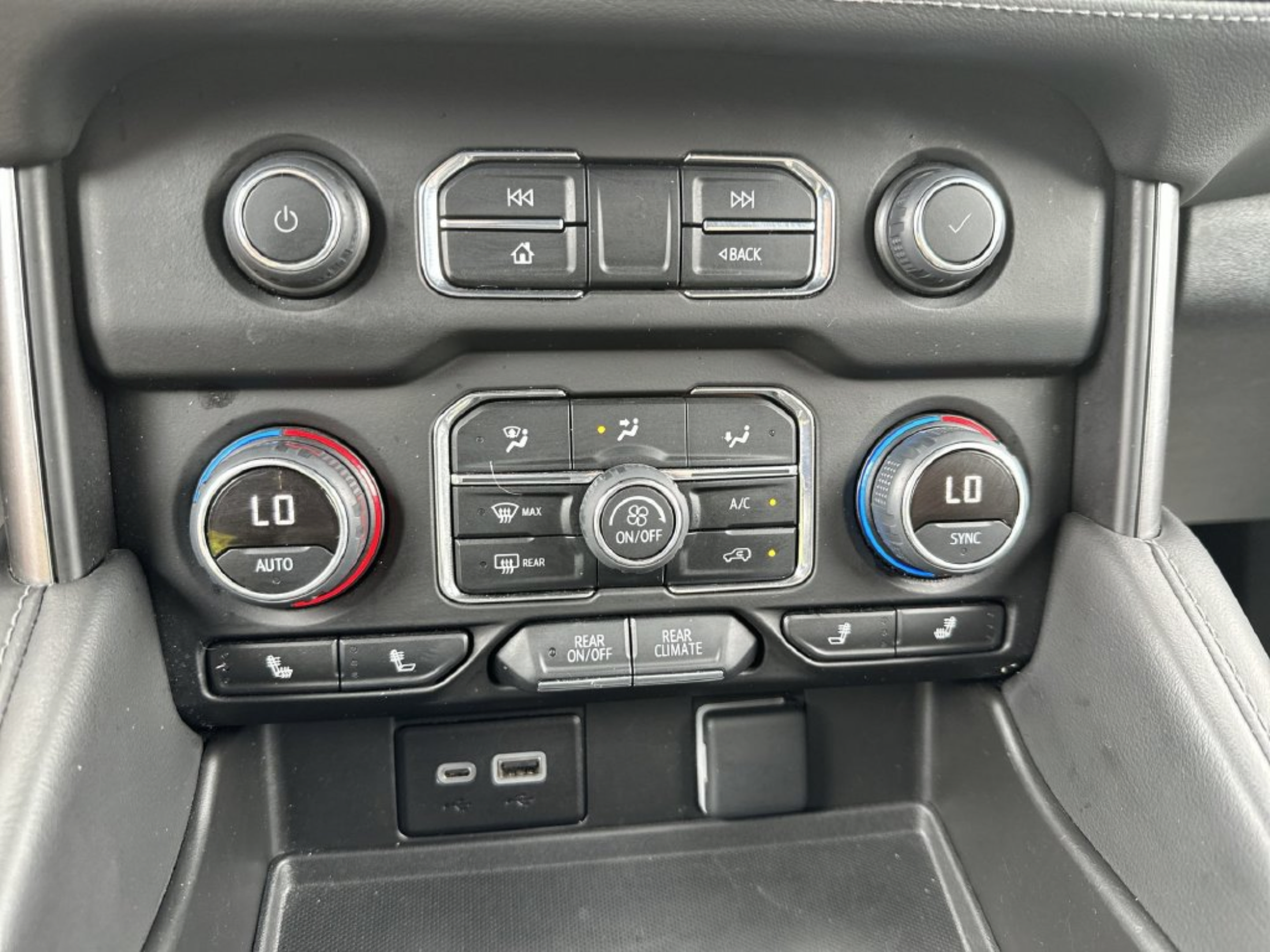 Used 2024 Chevrolet Tahoe LT w/ Luxury Package RWD image 16