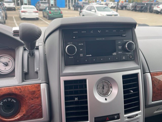 Used 2009 Chrysler Town & Country Touring FWD image 20