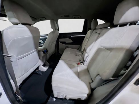 Used 2017 Toyota Highlander LE FWD image 16