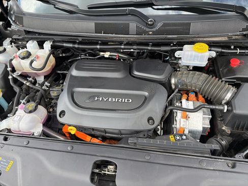 Used 2024 Chrysler Pacifica Premium FWD image 20