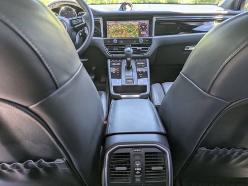 Used 2023 Porsche Macan AWD/4WD image 29