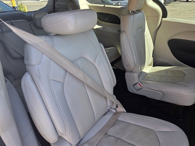 Used 2021 Chrysler Pacifica Touring-L FWD image 10