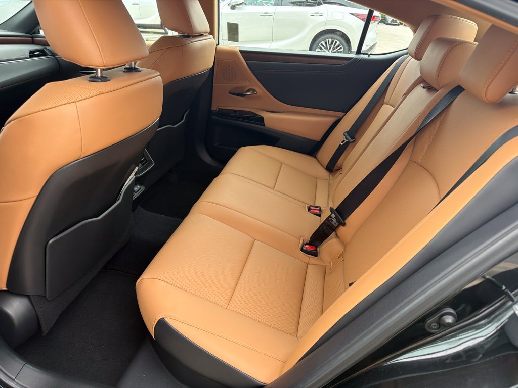 Used 2025 Lexus ES 300h w/ Premium Package FWD image 5