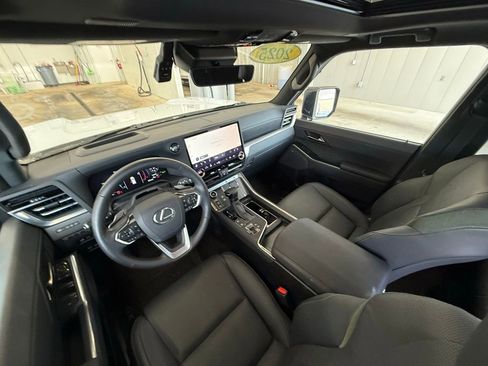 Used 2025 Lexus GX 550 w/ Accessory Package (32) AWD/4WD image 26