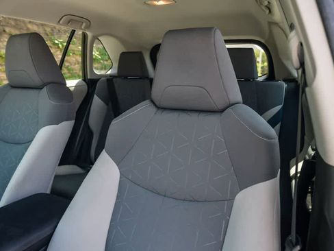 Used 2021 Toyota RAV4 XLE FWD image 17