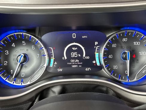 Used 2024 Chrysler Pacifica Touring-L FWD image 29